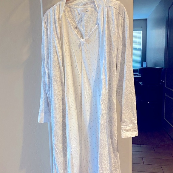 Nightgown & robe set - Picture 2 of 3